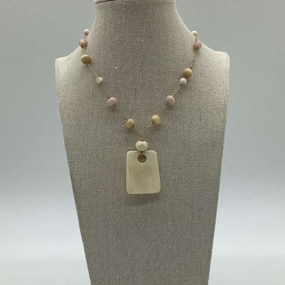 1853. Neutral Cream "Outer Banks" Surfer-Style Shell & Bead Choker Necklace
 EUC - Picture 1 of 2
